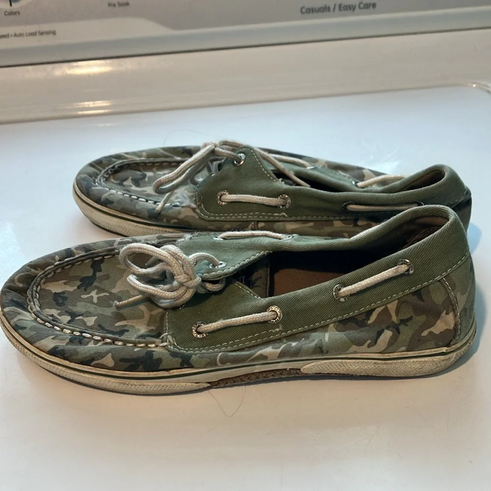 Sperry girls Camouflage halyard Boat Shoes with White Laces size 4 camo